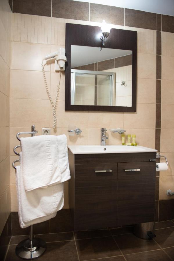 Premier Agrinio Heart Hotel エクステリア 写真