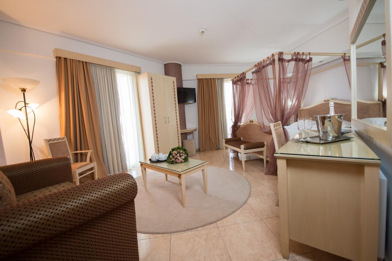 Premier Agrinio Heart Hotel エクステリア 写真